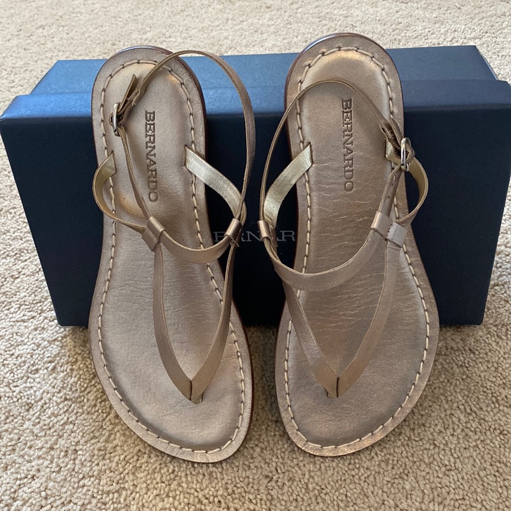 Women’s Bernardo Sandal 7 1/2 M Merit Metallic Platinum